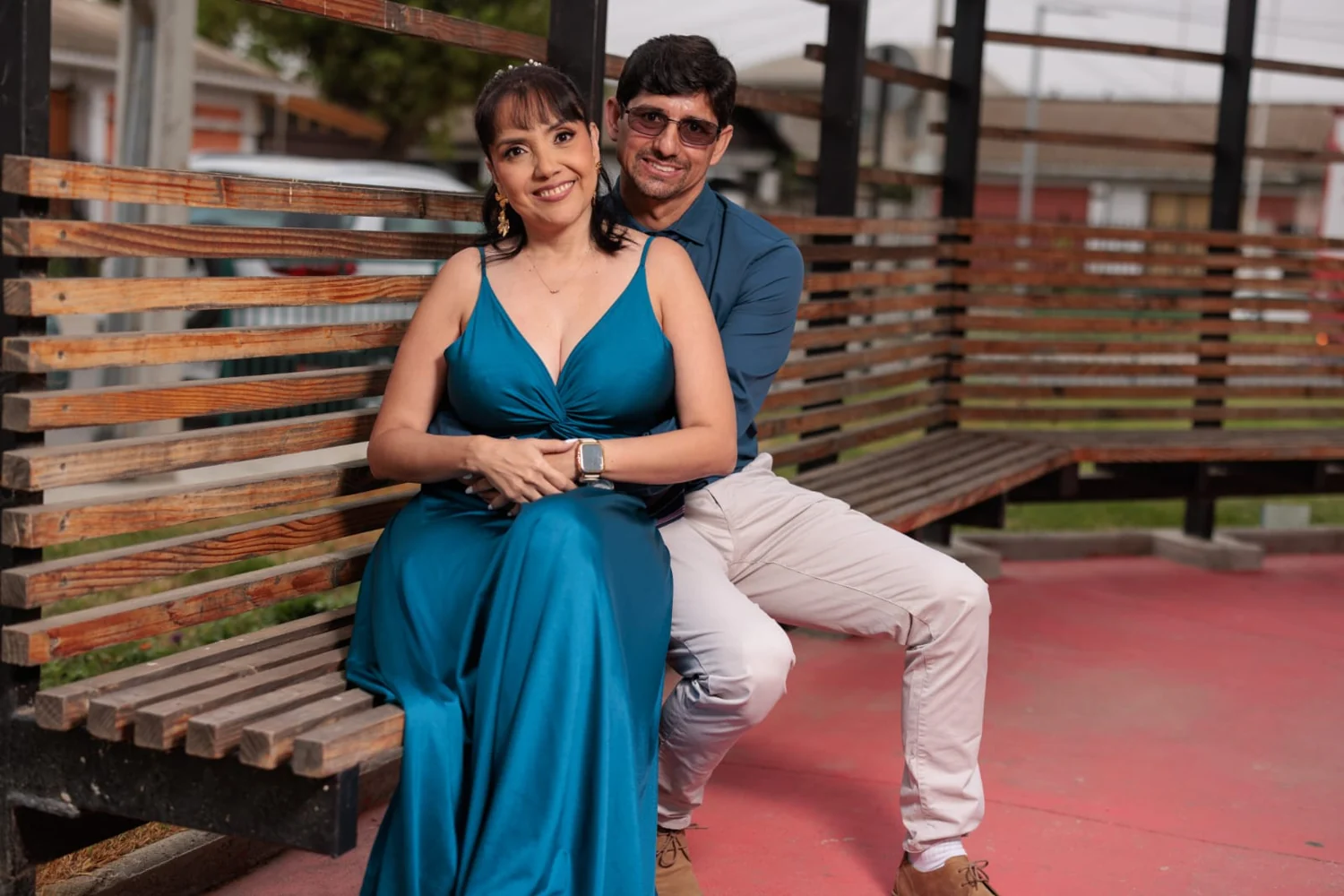 La pareja sentada