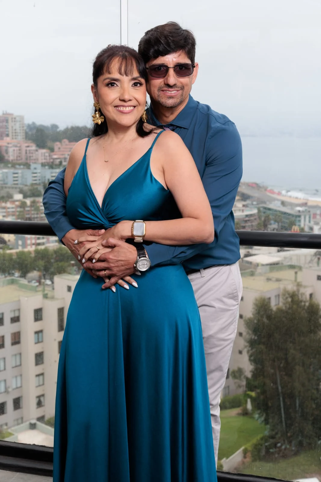 La pareja abrazada